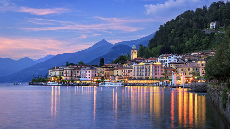 Solnedgång vid staden Montreux och Gènevesjön i Schweiz.
